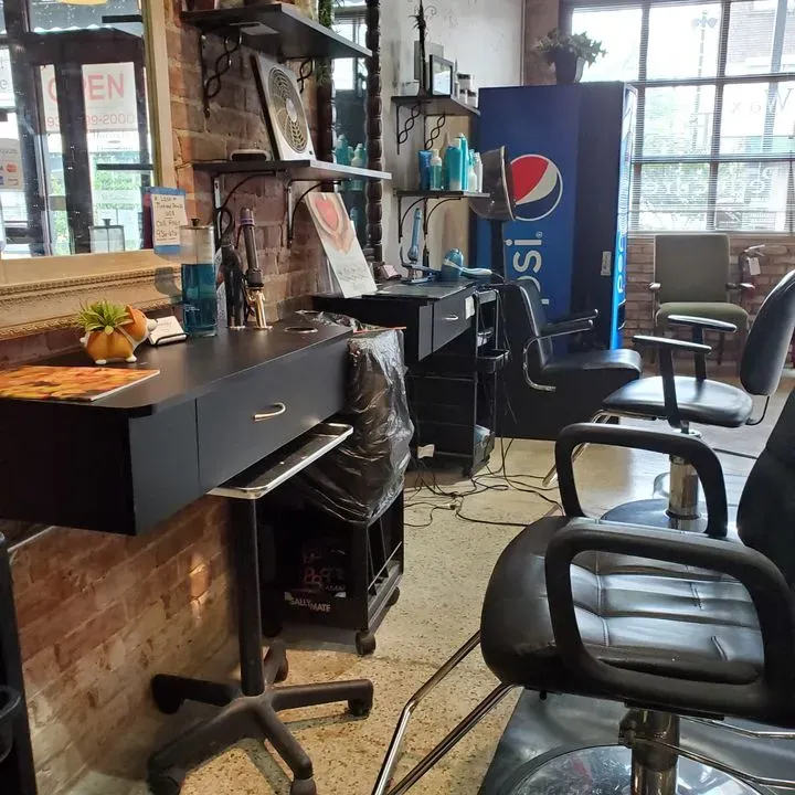 https://cdn.salonspotlight.com/photos/Plgw3Zf2lEIMAgHThQvW/e4ee6f35-081e-4774-b9fc-fb7f2eafa68d_720x720