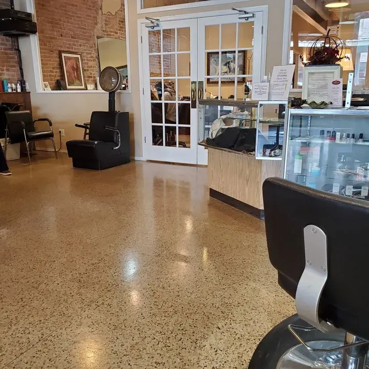 https://cdn.salonspotlight.com/photos/Plgw3Zf2lEIMAgHThQvW/ebb69887-ba7f-4658-94d3-581bf7bfd92c_720x720