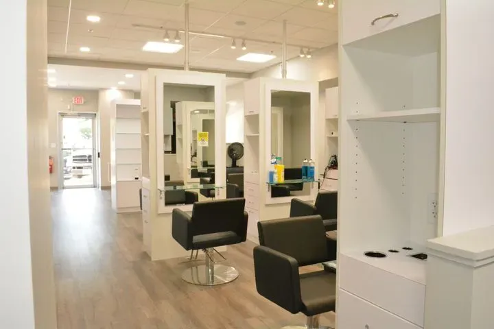 https://cdn.salonspotlight.com/photos/Ppgyb1atENJ4pBqx4y7Z/4cc1dd08-004c-4f19-9f08-e6bd57f3ffd0_720x720
