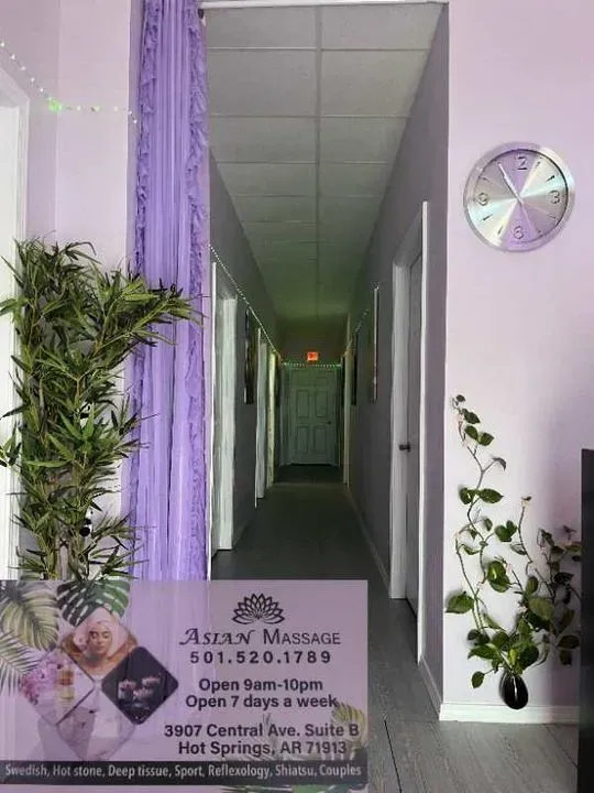 https://cdn.salonspotlight.com/photos/PqxKdFPbKqEUb0qogAhz/24dd2eaa-9ac7-4a81-bff0-57d58f67589e_720x720