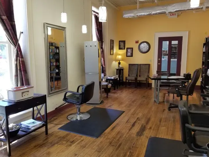 https://cdn.salonspotlight.com/photos/Pr31T43qKrJxqI092EGM/9e21322c-b18a-4778-b550-582080bd523a_720x720