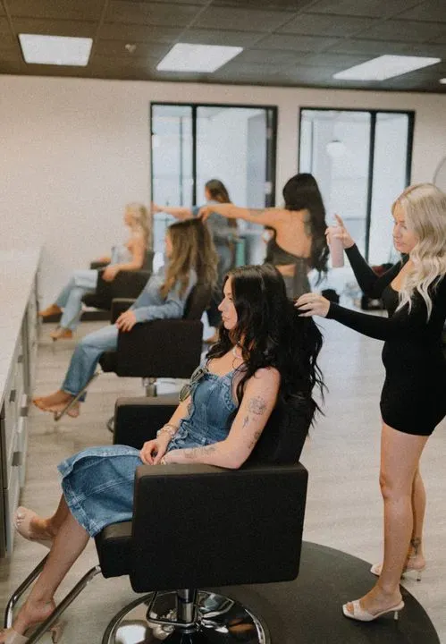 https://cdn.salonspotlight.com/photos/PrHipQZdJGblYzBSiokI/14fe6ec3-9609-4bdd-ad3f-6ca7bcf11e07_720x720