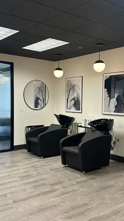 https://cdn.salonspotlight.com/photos/PrHipQZdJGblYzBSiokI/718eb6ee-b691-4ab0-84ed-9d1a847b7f99_720x720