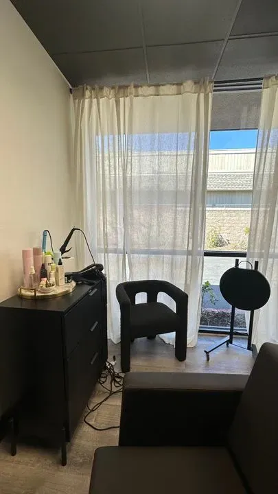 https://cdn.salonspotlight.com/photos/PrHipQZdJGblYzBSiokI/ed70e8d8-0fe4-4443-a46e-5e17f39782db_720x720