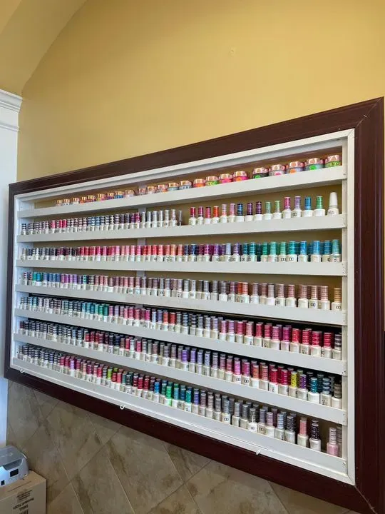 https://cdn.salonspotlight.com/photos/PvULtFEsVRKmlEpLSPau/a7760edb-d8f5-46fa-8d2a-a0f1f911c680_720x720