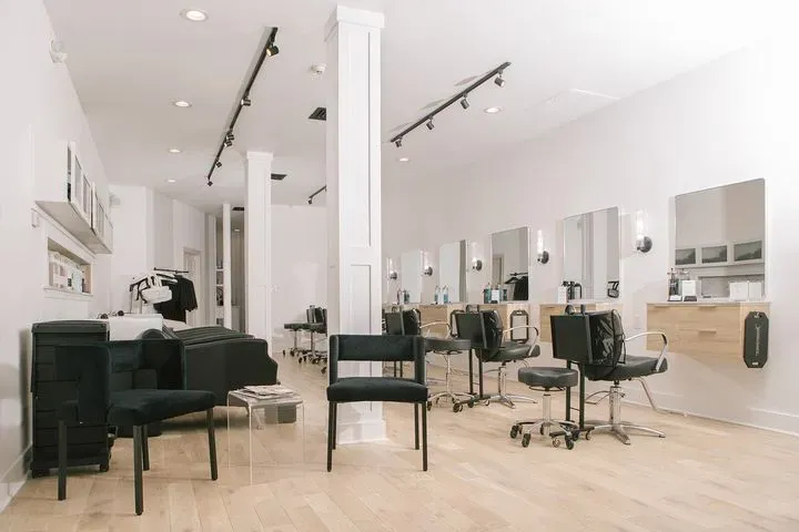 https://cdn.salonspotlight.com/photos/PwhaLSQu8DIJDUdCS8yo/98516343-9309-4a87-87a5-9824ad7e09d3_720x720
