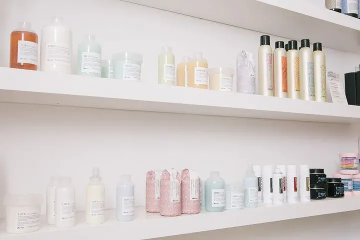 https://cdn.salonspotlight.com/photos/PwhaLSQu8DIJDUdCS8yo/f15171f9-c8f9-4d22-9dd5-45070d468f94_720x720