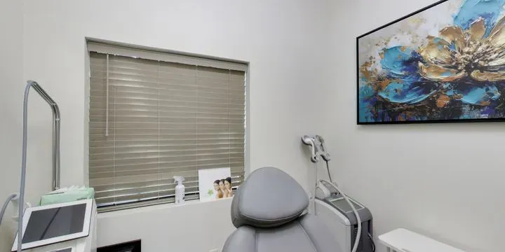 https://cdn.salonspotlight.com/photos/PxeuHzfjT9t6uQKNFtyk/bfb35fe4-f385-40c7-b31e-5dcc8adb78f3_720x720
