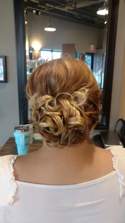 https://cdn.salonspotlight.com/photos/PyoU3d3ZSN3lwYQPWytw/1cf39fda-c07b-4565-9424-9f97a9a1fd62_720x720