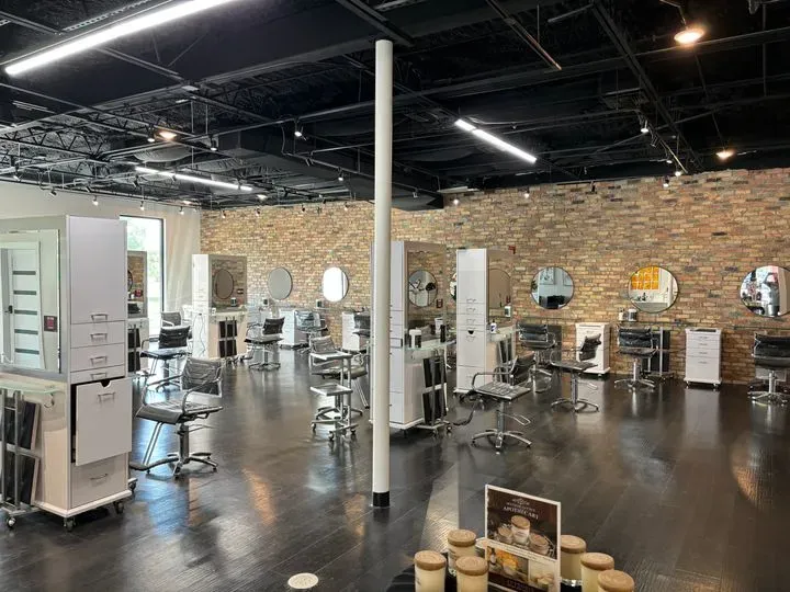 https://cdn.salonspotlight.com/photos/Pzbnb5GLCSlaTOy3hCnI/684bb3f6-cd44-46a7-a91f-2e27e088dce1_720x720
