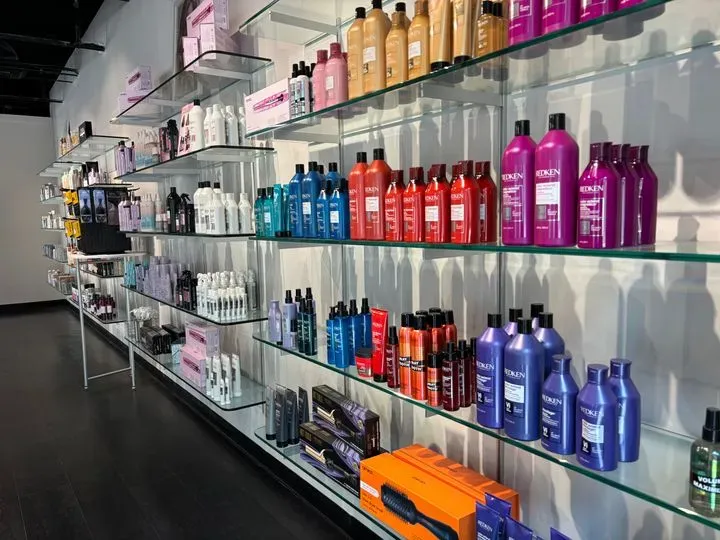 https://cdn.salonspotlight.com/photos/Pzbnb5GLCSlaTOy3hCnI/8d6c25e8-b9f6-425f-aa58-0cc82e37ca26_720x720
