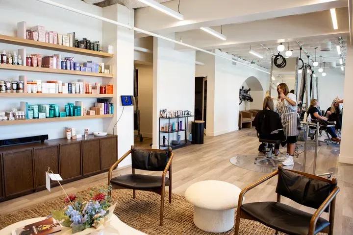 https://cdn.salonspotlight.com/photos/Q12ImkxsoxqAJLMKILty/1d823add-7631-4a18-b31f-3e72b99fe179_720x720