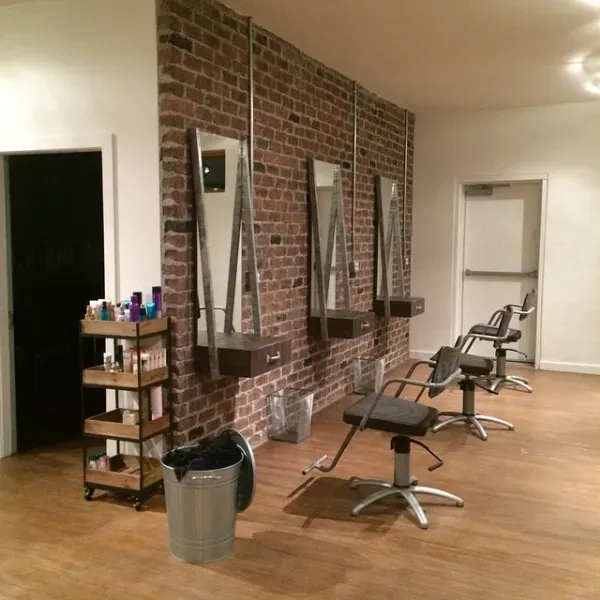 https://cdn.salonspotlight.com/photos/Q12ImkxsoxqAJLMKILty/1e955f7d-d62d-4369-b20c-85345ae51bc8_720x720