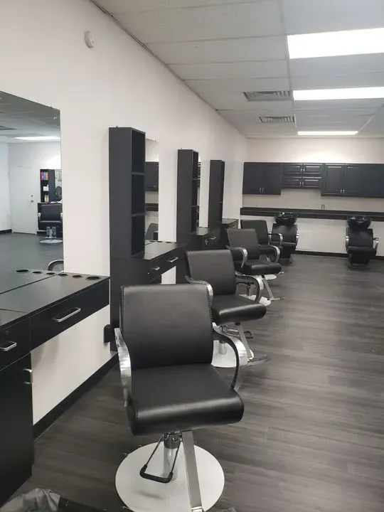 https://cdn.salonspotlight.com/photos/Q1EYQb8nbL8g4NInYGVW/cdc5a307-878d-446d-be27-066d2c79103a_720x720