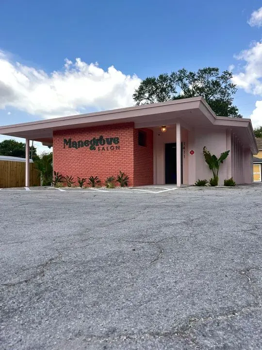https://cdn.salonspotlight.com/photos/Q21LMzSOiDJlOzCTgoje/19b3c0e7-3816-4894-9827-25fe1d3eaeeb_720x720