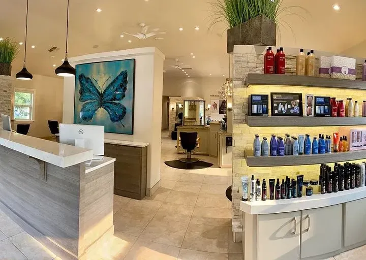 https://cdn.salonspotlight.com/photos/Q2AXtzpckwLTLqr4Cn8z/6c622fa2-a6f7-479c-b9f3-afe0a123b944_720x720