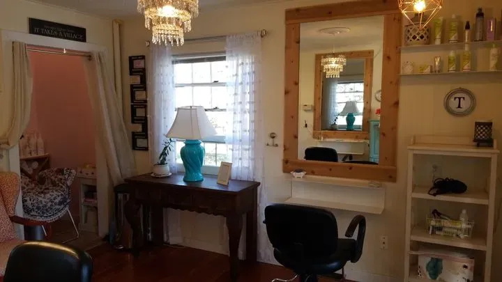https://cdn.salonspotlight.com/photos/Q4Tgwhzr1rmlPFbPVYPY/e0c68051-f51e-4601-924e-087cab714f83_720x720
