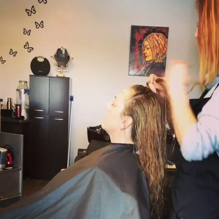 https://cdn.salonspotlight.com/photos/Q89xwiExyt94byebjOAo/79b4f65f-a168-4e42-9624-beca1ab9d612_720x720