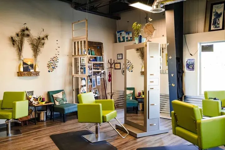 https://cdn.salonspotlight.com/photos/Q89xwiExyt94byebjOAo/cc328f9c-0116-4bdc-820a-11d7fe30f5bc_720x720