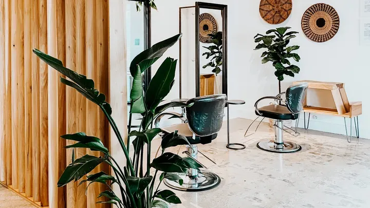 https://cdn.salonspotlight.com/photos/Q97l9AAmKekOu2j7Q5nz/28d96f80-a005-42c0-9329-f1892d9b4498_720x720