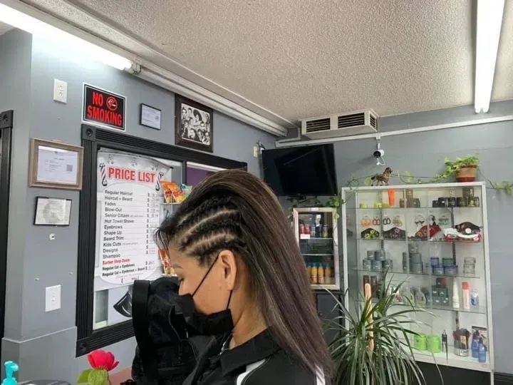 https://cdn.salonspotlight.com/photos/Q98Gyi7fXM40392VM89i/bad29a9c-d567-43fa-be32-2e4c5a68500c_720x720