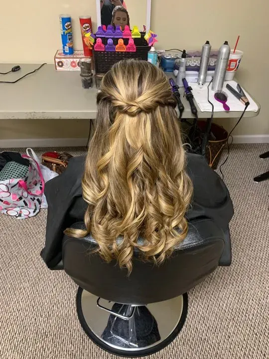 https://cdn.salonspotlight.com/photos/Q9liCWg4xL3q22uA9zOW/4e3d5752-5329-4062-930c-210d3de08f6d_720x720