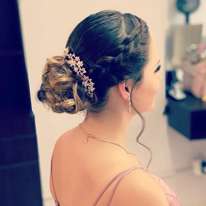 https://cdn.salonspotlight.com/photos/Q9liCWg4xL3q22uA9zOW/8826b8a6-4924-42ad-a159-322d68adb42a_720x720