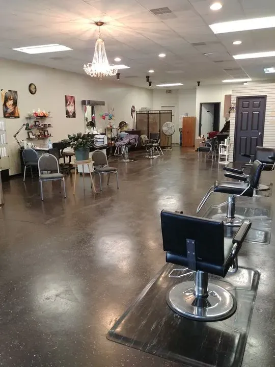 https://cdn.salonspotlight.com/photos/QAmzWHJedK04M6zC7zwp/fbdb6057-1a8e-4b8a-87c3-1fa5a6b31c8f_720x720