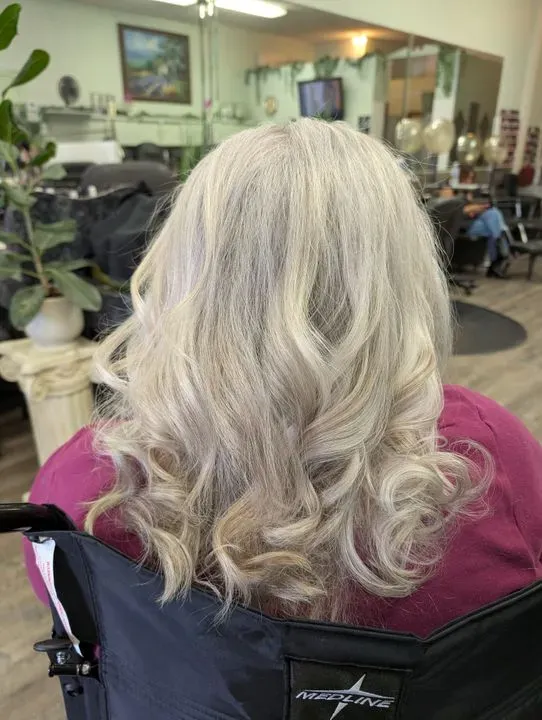 https://cdn.salonspotlight.com/photos/QCYKFpqASK5Sc4IdcXlD/e9a6a8d0-1d57-4ee6-8ff4-bdee3ab82a65_720x720