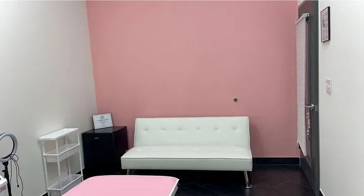 https://cdn.salonspotlight.com/photos/QDLWrMm15nvVG1oBkICh/dc09639f-288b-42f6-9bd3-ba3d9bfd5320_720x720