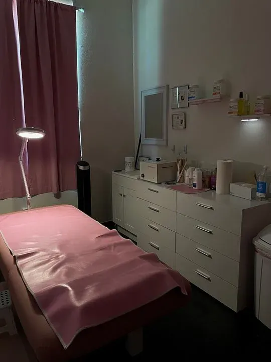 https://cdn.salonspotlight.com/photos/QDLWrMm15nvVG1oBkICh/e1987903-bc42-4e61-b171-9e6fb0936879_720x720