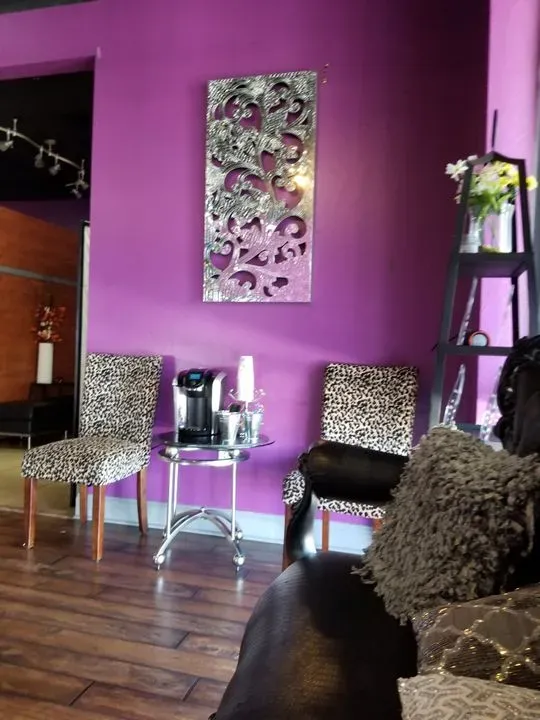 https://cdn.salonspotlight.com/photos/QDTYlOhPtkWYk5QfXb8D/8e2d05ad-bdb5-4201-8b09-d67b317a89b5_720x720