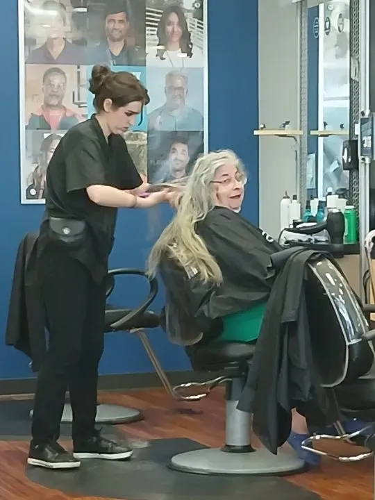 https://cdn.salonspotlight.com/photos/QKlwD2HK8oQrOiG0hzYQ/647188c1-4e2f-449c-80f9-9f768496450f_720x720