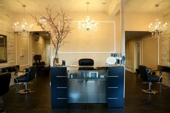 https://cdn.salonspotlight.com/photos/QRDCfOdW81hFJXRGn6VM/7d059e26-627e-405c-ab03-f1bc056d027c_720x720