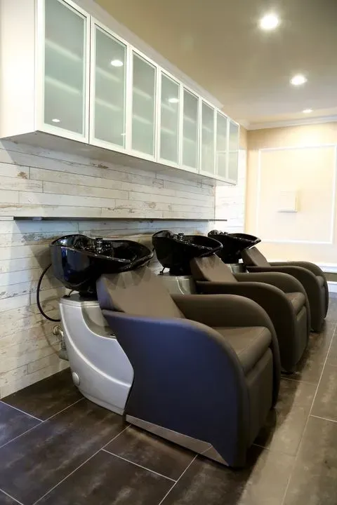 https://cdn.salonspotlight.com/photos/QRDCfOdW81hFJXRGn6VM/ce10c7d7-5f89-4c2c-bebe-2eef985e74c3_720x720