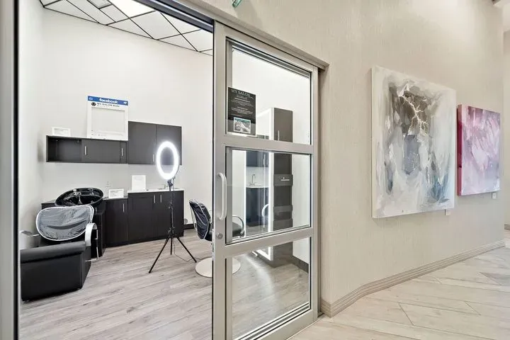 https://cdn.salonspotlight.com/photos/QTHVCDyYFqAxtoa3XVOo/17d6e0f5-684d-482e-acaf-86fca8d87250_720x720