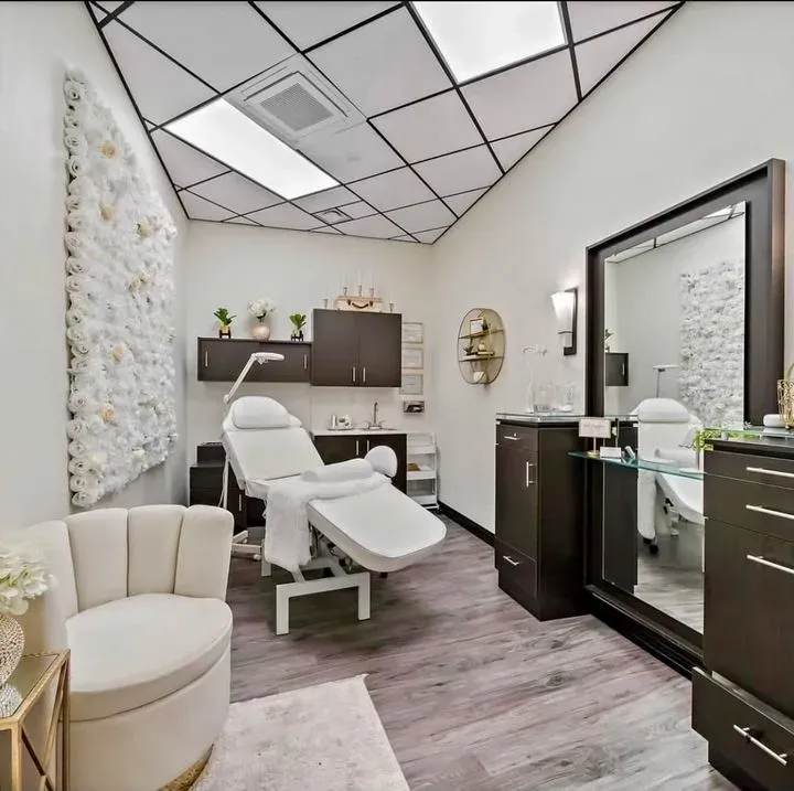 https://cdn.salonspotlight.com/photos/QTHVCDyYFqAxtoa3XVOo/5324f5e8-9974-4308-a813-e8b480046d69_720x720
