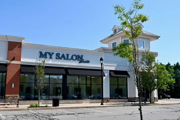 https://cdn.salonspotlight.com/photos/QTHVCDyYFqAxtoa3XVOo/b6327fd5-39c0-48e9-b8f8-754bae992d86_720x720
