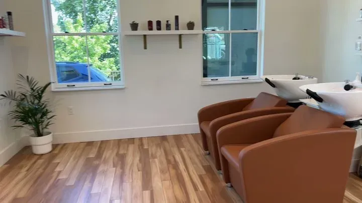 https://cdn.salonspotlight.com/photos/QUB7Nj3bQv3n42EvsAdT/44ef3e89-ce35-429d-bb76-9b6dff9b7354_720x720
