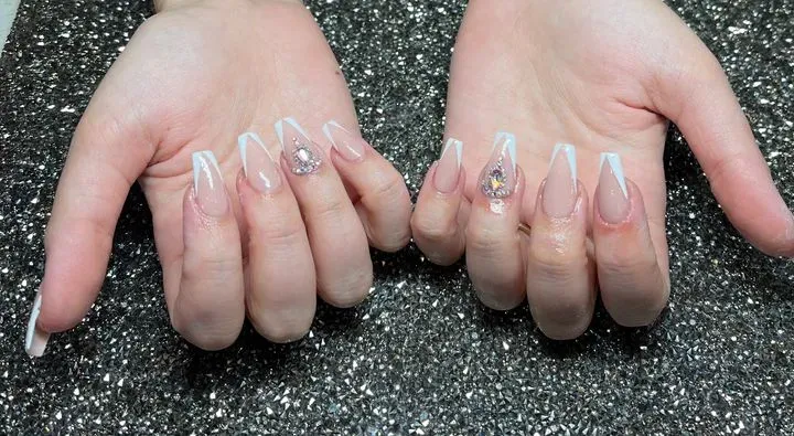 https://cdn.salonspotlight.com/photos/QUTb25UPRTsG7uCNHQE3/34df3766-102f-4709-bc07-55da38817348_720x720
