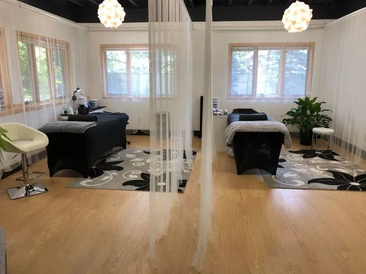 https://cdn.salonspotlight.com/photos/QUiAroghcedhmE8S8bKd/ac449e22-56e7-4c29-b012-4ff2953f5915_720x720