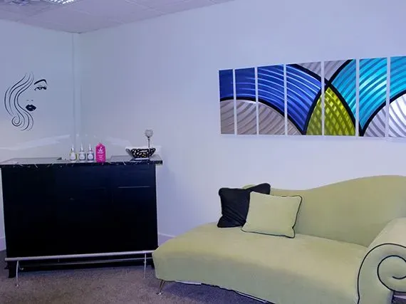 https://cdn.salonspotlight.com/photos/QUiAroghcedhmE8S8bKd/b217c7c0-1404-44ea-a35f-91f1a33c9988_720x720