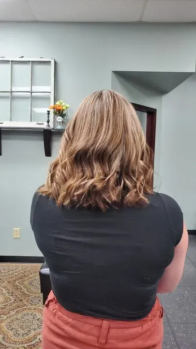 https://cdn.salonspotlight.com/photos/QXmiHCTEvzx8wSlM2sQb/48da0ede-c00a-45ed-91fd-53e0f02a2d7c_720x720