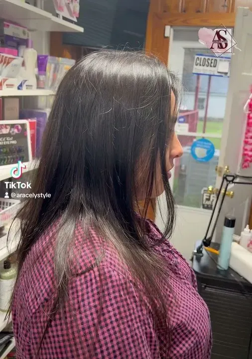https://cdn.salonspotlight.com/photos/QYRx5afZKxsOZ07sAyBb/56cd7550-f099-41ee-bda7-2ed9ba7552ca_720x720