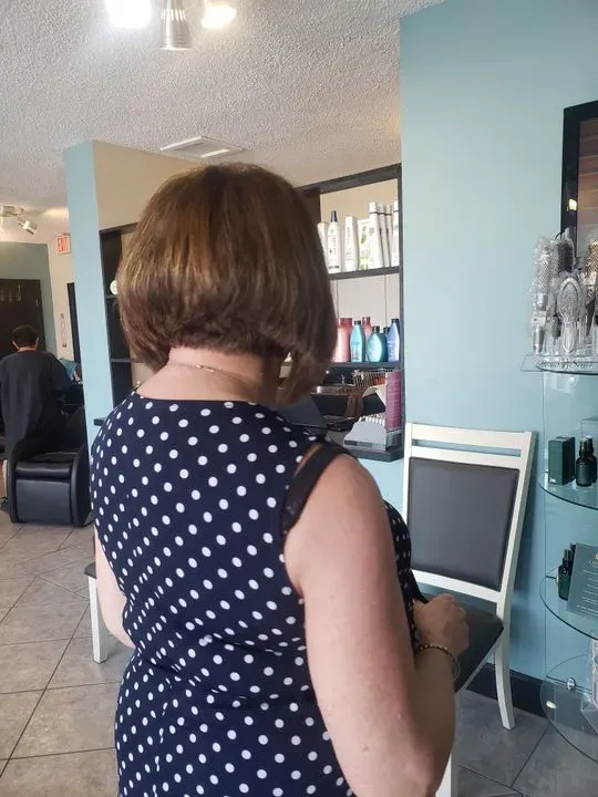 https://cdn.salonspotlight.com/photos/QZMW42ZcGij5LFiJmUJV/091f82c6-727c-4e98-842d-196ba9e0c5be_720x720