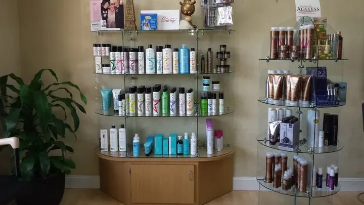 https://cdn.salonspotlight.com/photos/QZMW42ZcGij5LFiJmUJV/421c2e53-1be1-4f79-8540-9afa2cc4d734_720x720