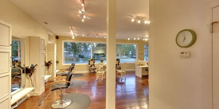 https://cdn.salonspotlight.com/photos/Qa9NheuqIf1Y2zTSqWDL/65e83e25-d649-4b64-b1e5-e5522ceb35db_720x720