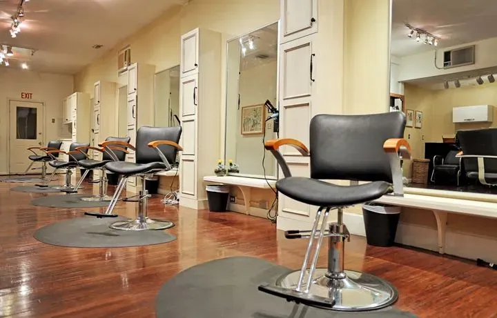 https://cdn.salonspotlight.com/photos/Qa9NheuqIf1Y2zTSqWDL/98bb0781-1a8a-4420-8888-4bc0812fca06_720x720