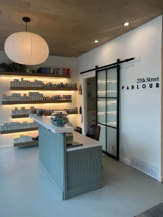 https://cdn.salonspotlight.com/photos/Qa9NheuqIf1Y2zTSqWDL/c09995ae-de83-43c8-9fe7-e2f27d50050f_720x720