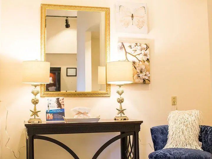 https://cdn.salonspotlight.com/photos/Qe5phvzj5PXyrtyB9kNZ/1a0035a8-0064-4ce2-a58c-2e79b5585296_720x720